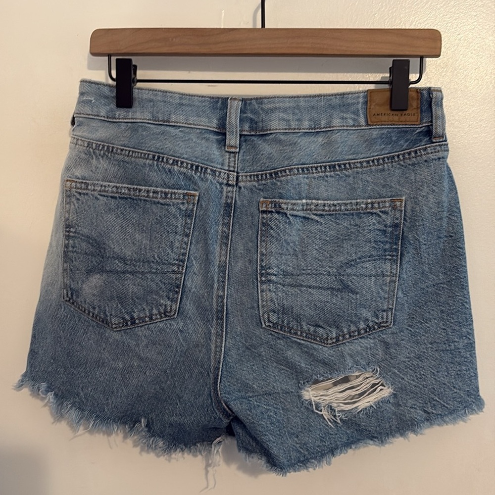 American Eagle Light Wash Distressed High Rise Cut Off Mom Shorts 4 - Picture 5 of 10
